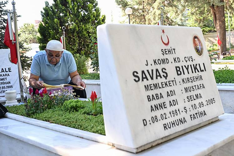 Bayram arifesinde şehitliklerde hüzün: Kahramanlara koştular - Resim: 28